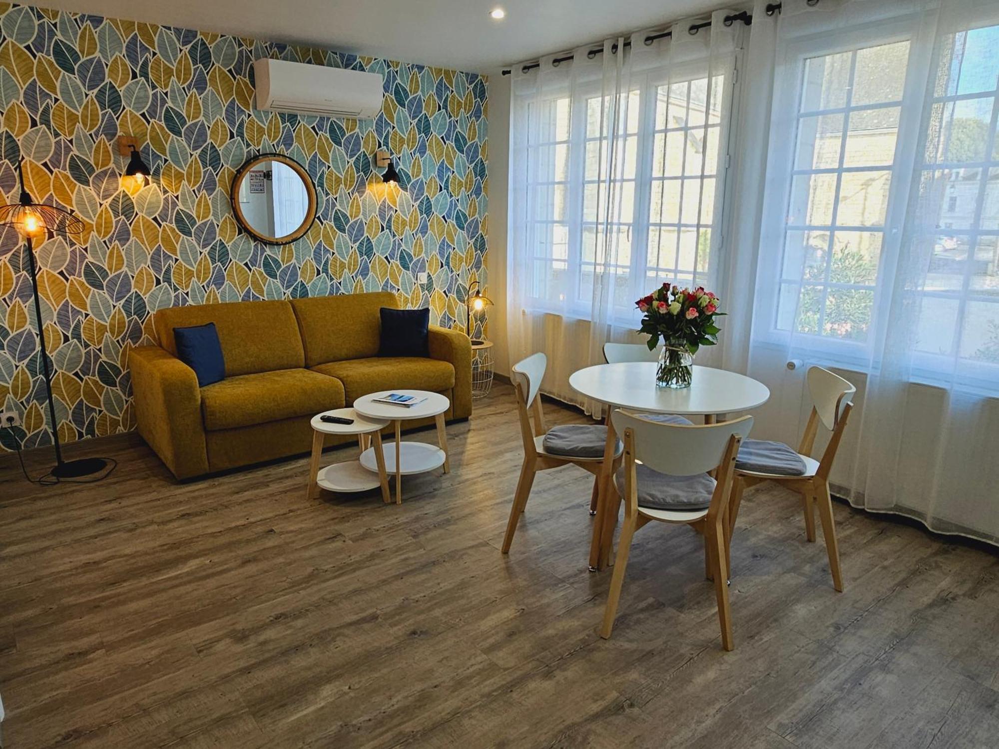 Logis Loire Hotel - Les Cocottes Restaurant Les Rosiers 外观 照片